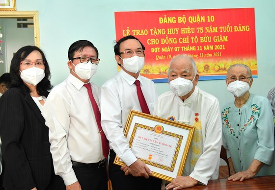 Veteran Party members presented 75-year Party membership badges  ảnh 2