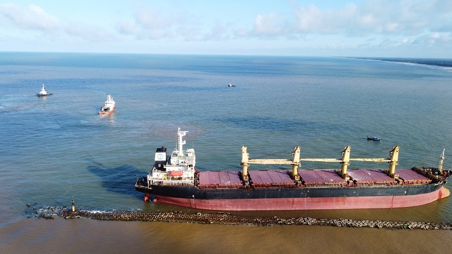 Quang Tri urgently removes fuel from stranded cargo ship ảnh 1 Quang Tri urgently removes fuel from stranded cargo ship ảnh 1