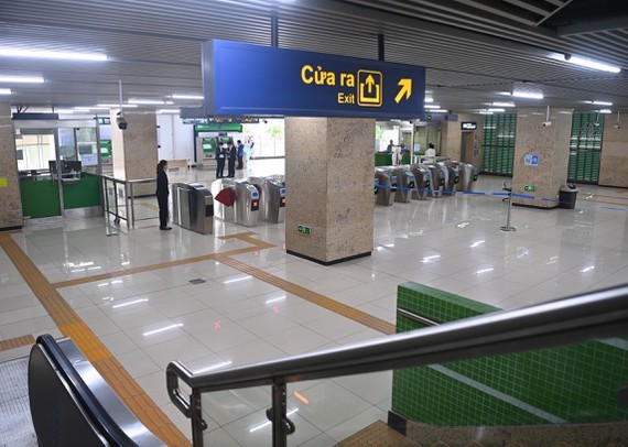 Hanoi’s new metro line with deserted platforms ảnh 1