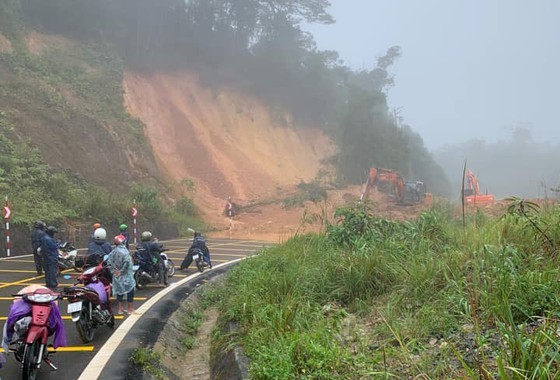 Landslide blocks National Highway 27C, separates Nha Trang, Da Lat ảnh 2 Landslide blocks National Highway 27C, separates Nha Trang, Da Lat ảnh 2
