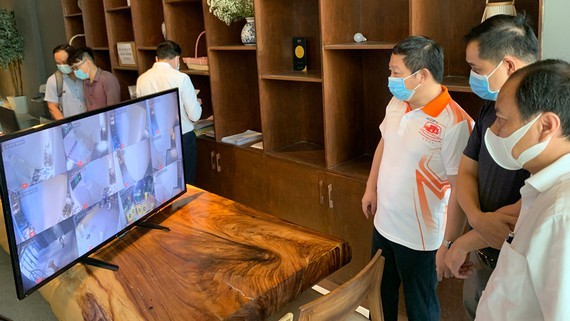 ice Chairman of the HCMC People's Committee Duong Anh Duc (3rd, R) takes the quarantine check at Kim Cuong Xanh hotel in District 1. 