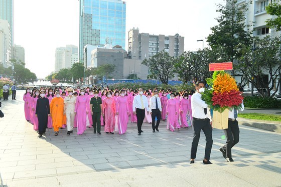 Photo exhibition marks 11th HCMC Women's Congress ảnh 1