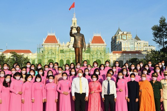 Photo exhibition marks 11th HCMC Women's Congress ảnh 2
