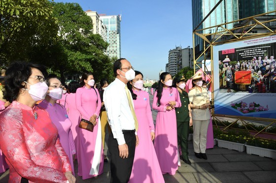 Photo exhibition marks 11th HCMC Women's Congress ảnh 4