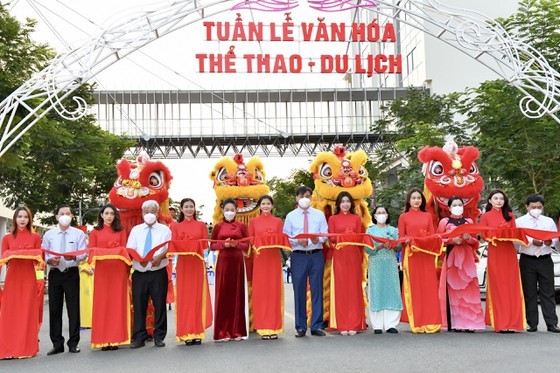 Permanent Vice Chairman of HCMC People's Committee L Hoa Binh (C) and deputies cut ribbon at opening ceremony of the week.