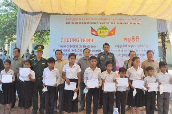 National Defense Ministries of Vietnam, Cambodia offer cows to the poor ảnh 3