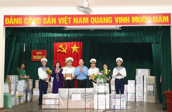 HCMC’s delegation concludes visit to Truong Sa archipelago, DK1 platform ảnh 12