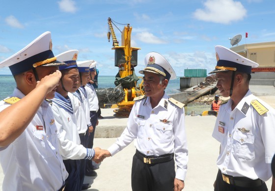 HCMC’s delegation concludes visit to Truong Sa archipelago, DK1 platform ảnh 7