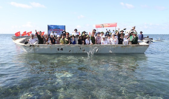 HCMC’s delegation concludes visit to Truong Sa archipelago, DK1 platform ảnh 8