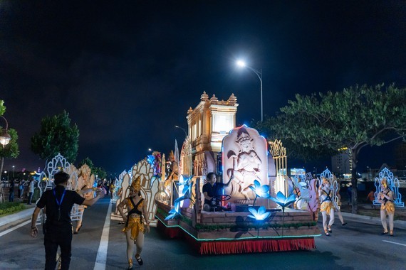 Da Nang’s street carnival offers exciting nighttime activities to visitors ảnh 1 Da Nang’s street carnival offers exciting nighttime activities to visitors ảnh 1