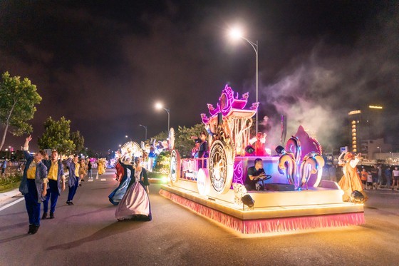 Da Nang’s street carnival offers exciting nighttime activities to visitors ảnh 2 Da Nang’s street carnival offers exciting nighttime activities to visitors ảnh 2