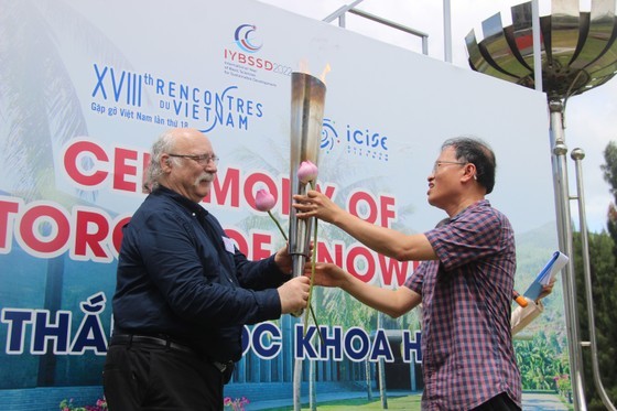 Nobel Prize laureate lights torch at int’l scientific conference in Quy Nhon ảnh 3 Nobel Prize laureate lights torch at int’l scientific conference in Quy Nhon ảnh 3