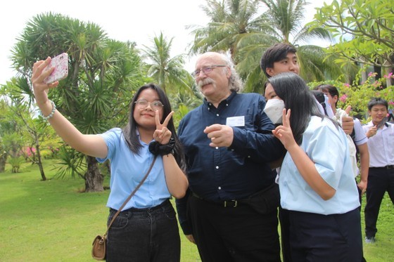 Nobel Prize laureate lights torch at int’l scientific conference in Quy Nhon ảnh 10 Nobel Prize laureate lights torch at int’l scientific conference in Quy Nhon ảnh 10