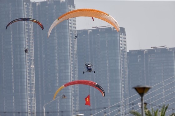 Hot air balloons carrying enormous national flag celebrate National Day in HCMC ảnh 13