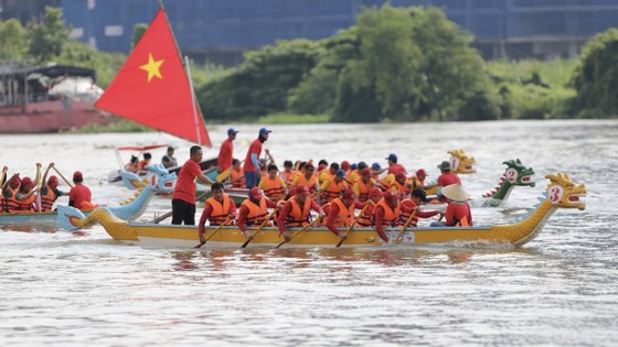 Hot air balloons carrying enormous national flag celebrate National Day in HCMC ảnh 15