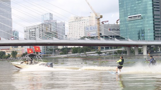 Hot air balloons carrying enormous national flag celebrate National Day in HCMC ảnh 17