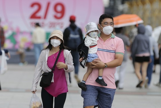 Hot air balloons carrying enormous national flag celebrate National Day in HCMC ảnh 19