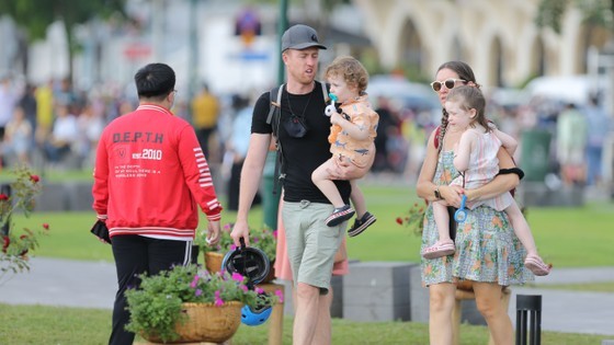 Hot air balloons carrying enormous national flag celebrate National Day in HCMC ảnh 21