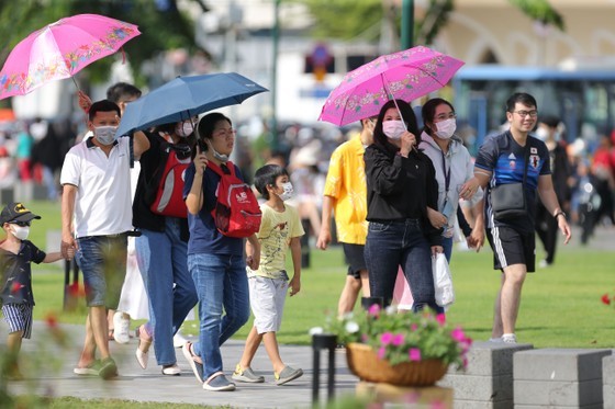 Hot air balloons carrying enormous national flag celebrate National Day in HCMC ảnh 22