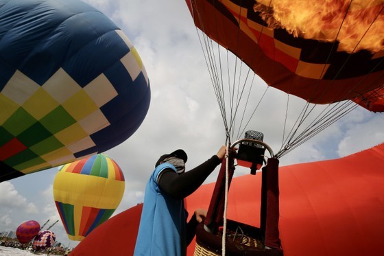 Hot air balloons carrying enormous national flag celebrate National Day in HCMC ảnh 2