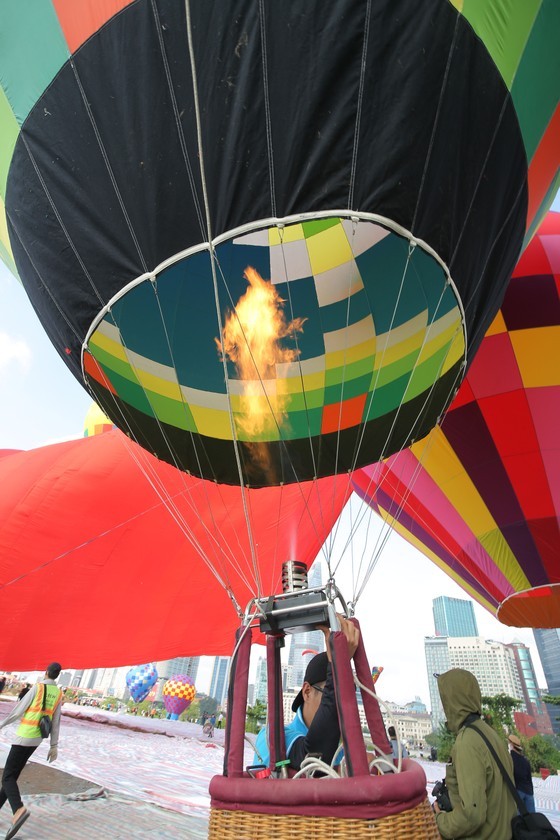 Hot air balloons carrying enormous national flag celebrate National Day in HCMC ảnh 4