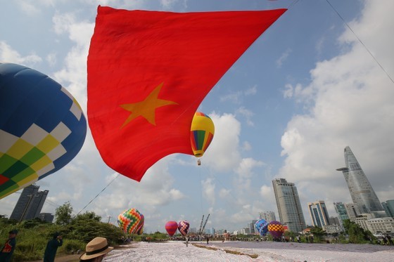 Hot air balloons carrying enormous national flag celebrate National Day in HCMC ảnh 7