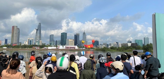 Hot air balloons carrying enormous national flag celebrate National Day in HCMC ảnh 9