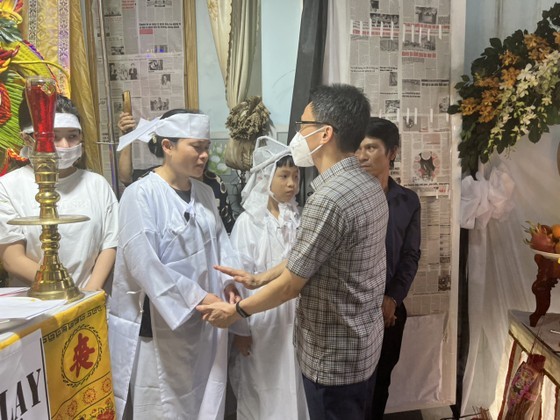 Deputy PM visits victims of karaoke parlor fatal fire in Binh Duong  ảnh 3