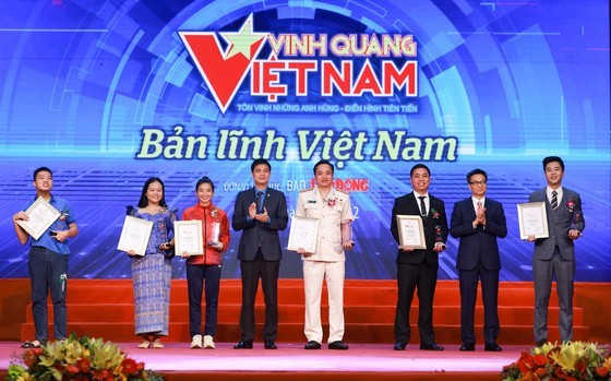 Hanoi’s firefighters honored at 17th “Vietnam Glory” program ảnh 5 Hanoi’s firefighters honored at 17th “Vietnam Glory” program ảnh 5