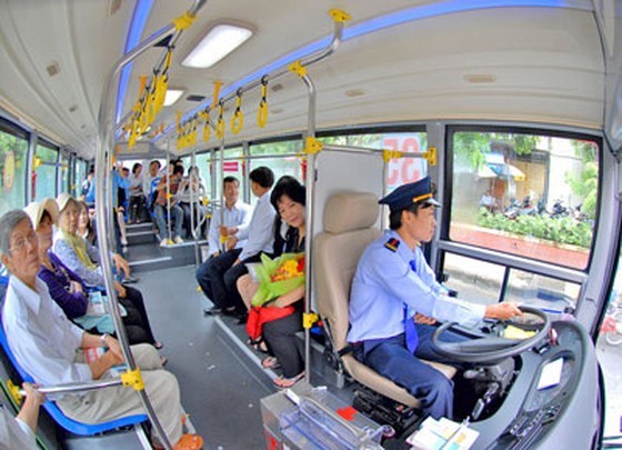 HCMC offers free smart bus cards for elderly aged 70 or over ảnh 1 HCMC offers free smart bus cards for elderly aged 70 or over ảnh 1