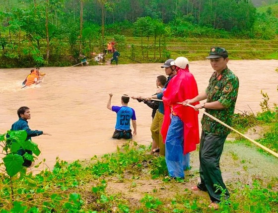 Armed force climbing hills, crossing streams move people away from flooded areas ảnh 3 Armed force climbing hills, crossing streams move people away from flooded areas ảnh 3
