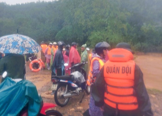 Armed force climbing hills, crossing streams move people away from flooded areas ảnh 5 Armed force climbing hills, crossing streams move people away from flooded areas ảnh 5