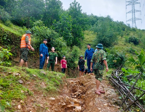 Armed force climbing hills, crossing streams move people away from flooded areas ảnh 1 Armed force climbing hills, crossing streams move people away from flooded areas ảnh 1