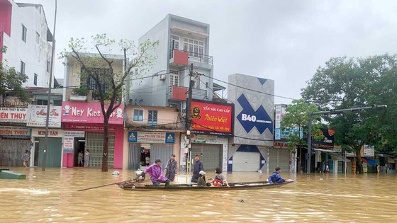 Armed forces, policemen  help people overcome floods ảnh 2 Armed forces, policemen  help people overcome floods ảnh 2