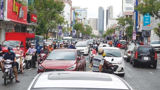 Armed forces, policemen  help people overcome floods ảnh 3 Armed forces, policemen  help people overcome floods ảnh 3