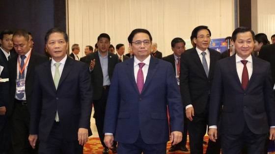 Prime Minister Pham Minh Chinh (C) and delegates attend the fifth Vietnam Business Forum in Hanoi on December 17. (Photo: SGGP)