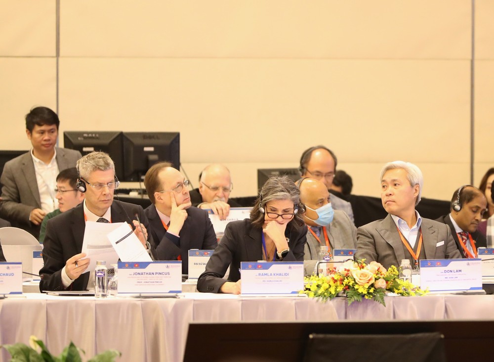 The forum attracts more than 1,000 representatives from ministries, agencies, localities, international organizations, embassies, foreign consulates general, businesses, associations, universities and research institutes, and domestic and foreign experts. (Photo: SGGP)