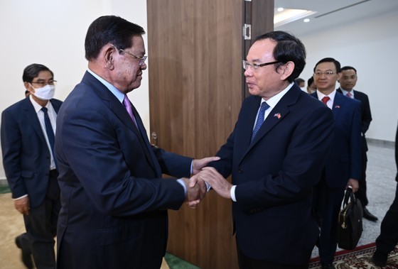 Cambodian Deputy Prime Minister, Samdech Sar Kheng (L) receives Secretary of the HCMC Party Committee Nguyen Van Nen. (Photo: SGGP)