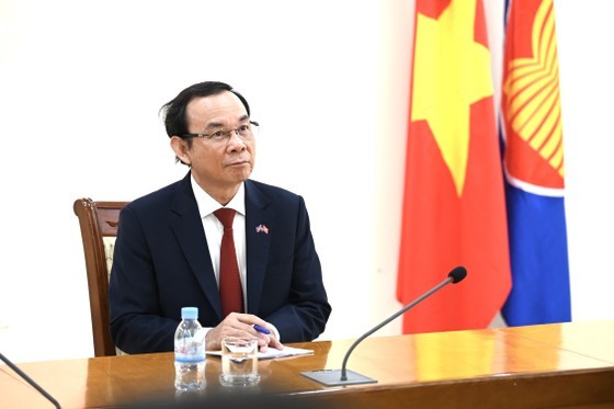 Secretary of HCMC Party Committee Nguyen Van Nen visits the staff of the Embassy of Vietnam in Cambodia. (Photo: SGGP)