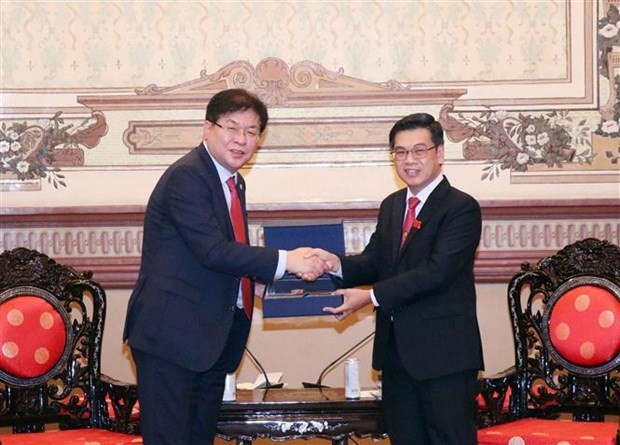 Vice Chairman of the HCMC People’s Council Nguyen Van Dung (R) and Chairman of Busan Metropolitan Council Ahn Sung-min (Photo: VNA) Vice Chairman of the HCMC People’s Council Nguyen Van Dung (R) and Chairman of Busan Metropolitan Council Ahn Sung-min (Photo: VNA)