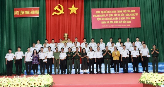 The delegation takes a photo with cadres and soldiers of the Military Region 5 High Command. (Photo: SGGP) The delegation takes a photo with cadres and soldiers of the Military Region 5 High Command. (Photo: SGGP)