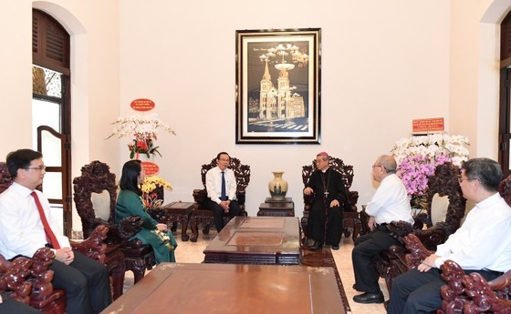 The delegation of HCMC&apos;s leaders visit the Archdiocese of HCMC. (Photo: SGGP)