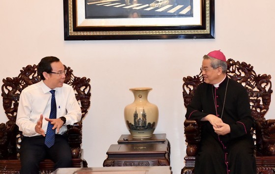 Secretary of the HCMC Party Committee Nguyen Van Nen extends greetings to the Archbishop of the Archdiocese of HCMC, Nguyen Nang. (Photo: SGGP)