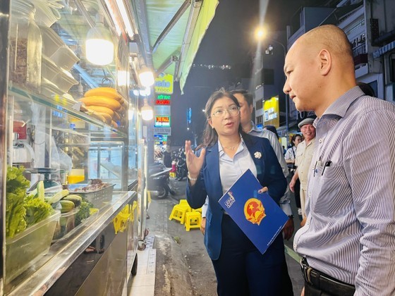 Vice Chairwoman of the People’s Committee of District 3 Pham Thi Thuy Hang and Deputy Director of the HCMC Department of Industry and Trade Nguyen Nguyen Phuong attend the inauguration of the food street. (Photo: SGGP)