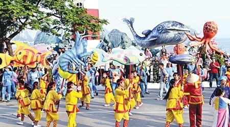 A street performance in Ha Long Carnival in Quang Ninh Province (Photo: SGGP) A street performance in Ha Long Carnival in Quang Ninh Province (Photo: SGGP)