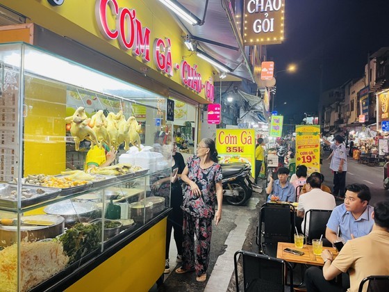 A chicken rice restaurant (Photo: SGGP)