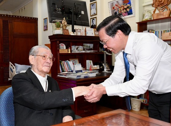 Chairman of the HCMC People’s Committee Phan Van Mai (R) extends his Christmas greetings to Cardinal Pham Minh Man. (Photo: SGGP)