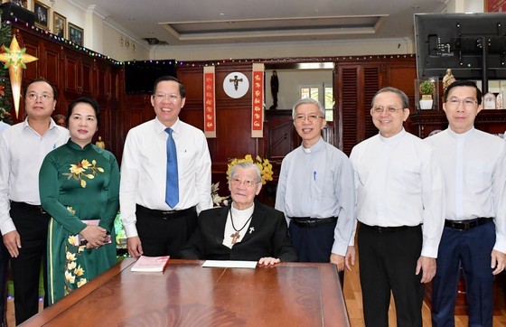 The delegation of HCMC&apos;s leaders and officials visits Cardinal Pham Minh Man at the center of social works of the HCMC Archdiocese. (Photo: SGGP)