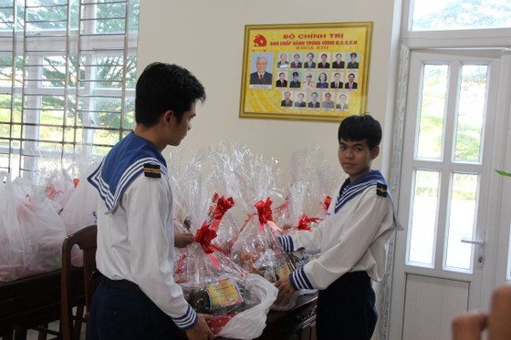 Soldiers of DK1 battalion carefully check gifts before transporting them to the port. (Photo: SGGP)