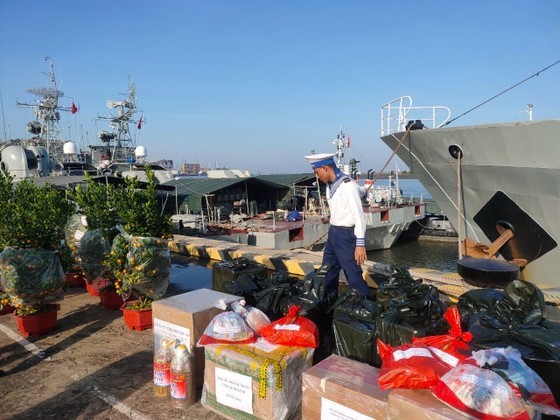 Essential goods and ornamental trees will be delivered to soldiers on DK1 platforms. (Photo: SGGP)